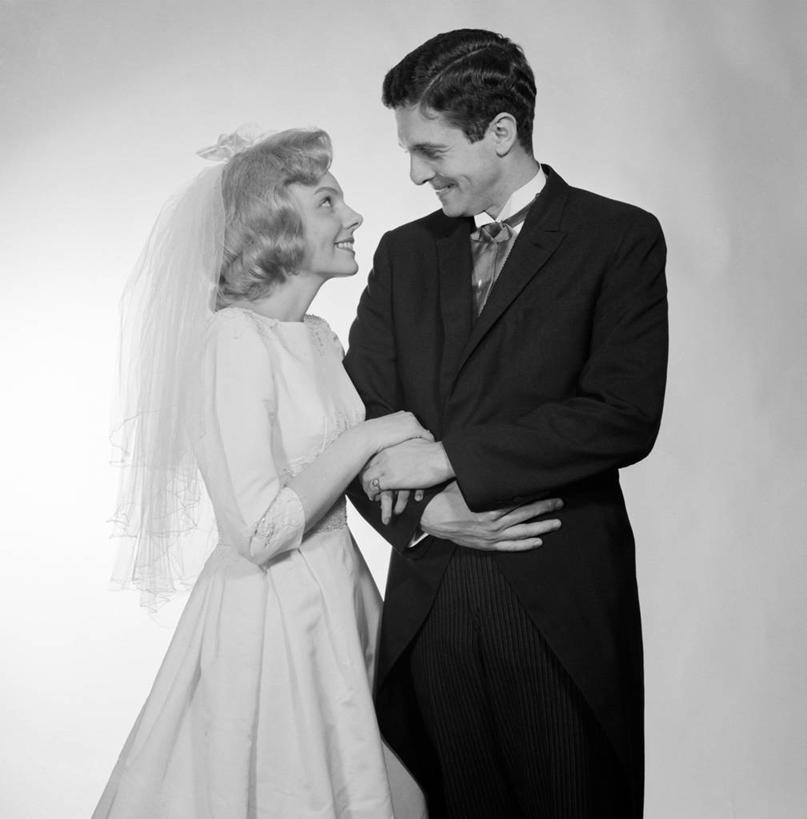 西方人,成年人,两个人,夫妻,丈夫,妻子,新娘,新郎,站,微笑,竖图,方图,黑白,婚纱,爱情,婚礼,快乐,幸福,欧洲,欧洲人,古典,浪漫,面对面,恩爱,恋人,摄影,面纱,肖像,异性恋,男性,年轻男性,年轻女性,女性,白种人,年轻人,夫妇,情侣,手牵手,影棚拍摄,爱,伴侣