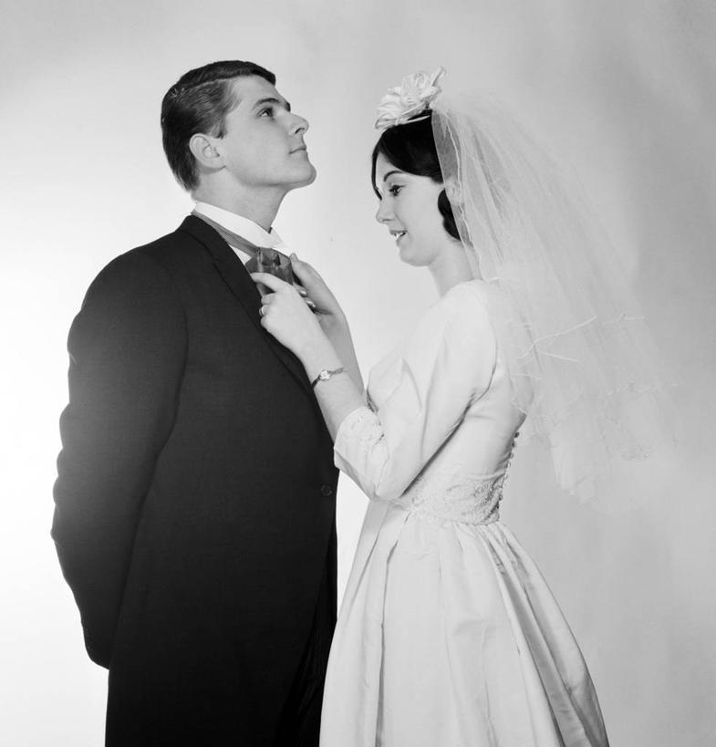 西方人,成年人,两个人,夫妻,丈夫,妻子,新娘,新郎,站,微笑,竖图,方图,黑白,婚纱,爱情,婚礼,快乐,幸福,欧洲,欧洲人,古典,浪漫,拿着,恩爱,恋人,摄影,面纱,协助,肖像,调整,背手,异性恋,男性,年轻男性,年轻女性,女性,白种人,年轻人,夫妇,情侣,影棚拍摄,爱,伴侣