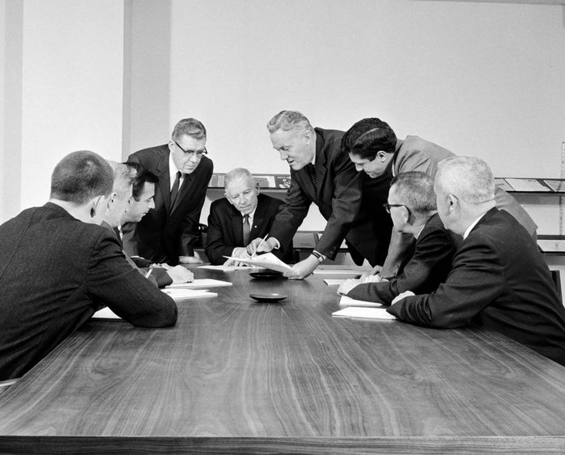 西方人,成年人,中年人,老年人,商务人士,商务男性,会议室,站,坐,横图,黑白,室内,衬衫,商务,讨论,合作,团队,欧洲,纽约,美国,欧洲人,弯腰,套装,正装,会议,木制,会议桌,古典,靠,靠着,摄影,领导,企业,公司,商务装,合伙,工薪阶层,想法,记者招待会,把握,老年男性,男人,男性,中年男性,白种人,白领,上班族,衬衣,掌控