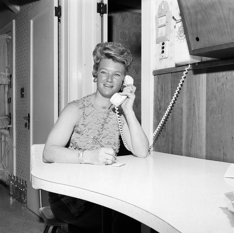 西方人,成年人,中年人,一个人,办公室,坐,打电话,微笑,横图,方图,黑白,室内,正面,商务,通讯,欧洲,纽约,美国,欧洲人,仅一个女性,仅一个人,古典,拿着,休闲装,书桌,靠,靠着,仅一个中年女性,放松,摄影,听筒,女人,女性,中年女性,白种人,白领,电话机