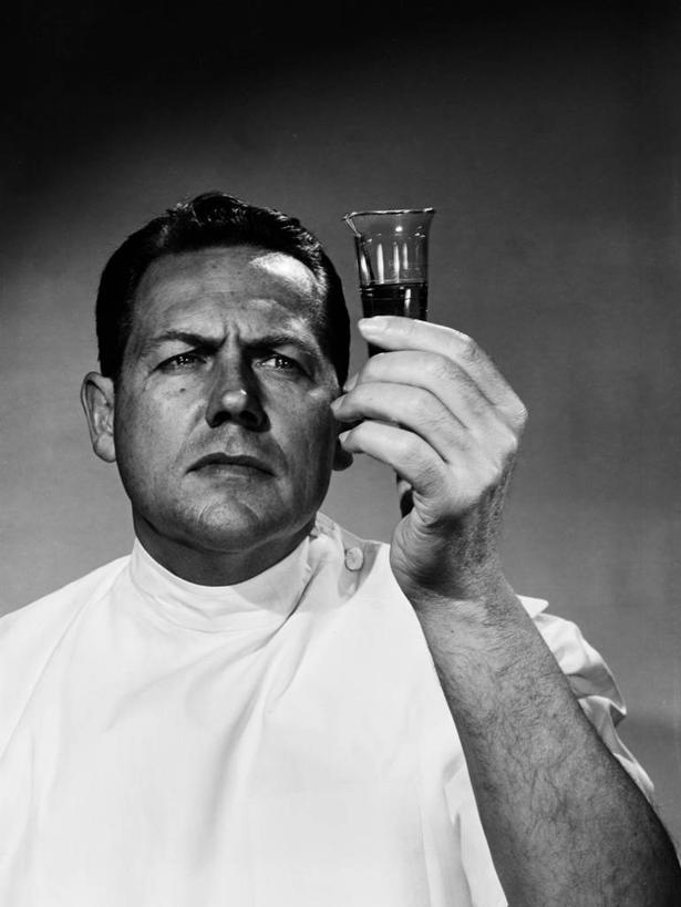 成年人,中年人,老年人,脸,头,脸颊,一个人,医生,站,举,竖图,黑白,正面,仅一个男性,仅一个人,仅一个中年男性,灰色背景,分析,眼镜,古典,肩膀,灰色,看,摄影,专心,实验服,男人,男性,中年男性,头部,脸部,脸蛋,面部,影棚拍摄