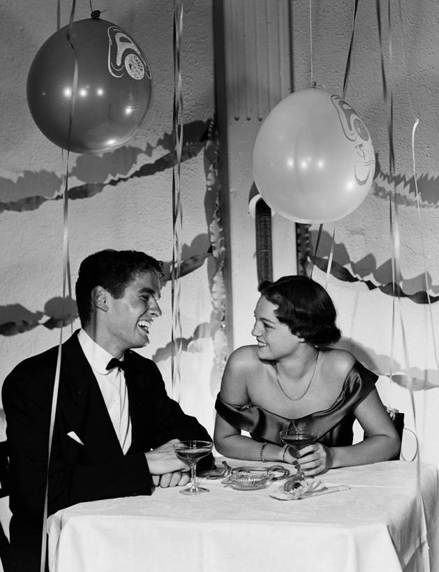 成年人,中年人,两个人,坐,微笑,竖图,黑白,室内,晚礼服,聚会,时尚,快乐,满意,幸福,桌子,纽约,美国,套装,庆祝,装饰,领结,古典,晚会,气球,摄影,高雅,优美,葡萄酒杯,异性恋,中年男性,中年女性,说话,半身,美人