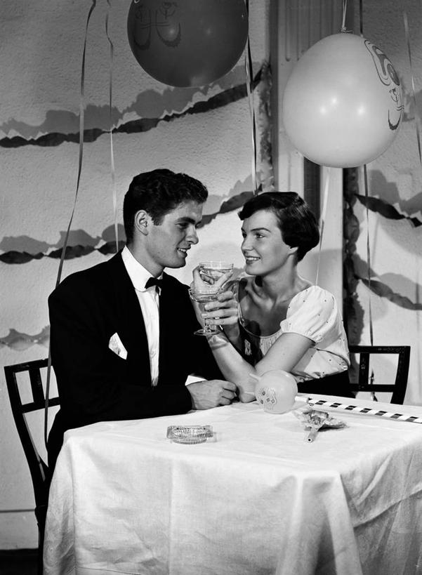 成年人,中年人,两个人,坐,微笑,竖图,黑白,室内,晚礼服,聚会,时尚,快乐,满意,幸福,桌子,纽约,美国,喝,套装,庆祝,装饰,领结,古典,晚会,气球,香槟,摄影,高雅,优美,葡萄酒杯,香槟杯,异性恋,中年男性,中年女性,说话,半身,美人