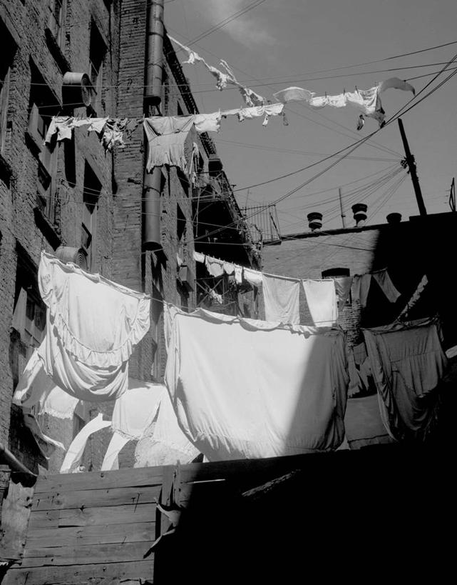 无人,竖图,黑白,室外,白天,仰视,建筑,吊挂,悬挂,阴影,挂,洗衣服,衣服,晾衣服,摄影,烘干,低角度拍摄,家务劳动