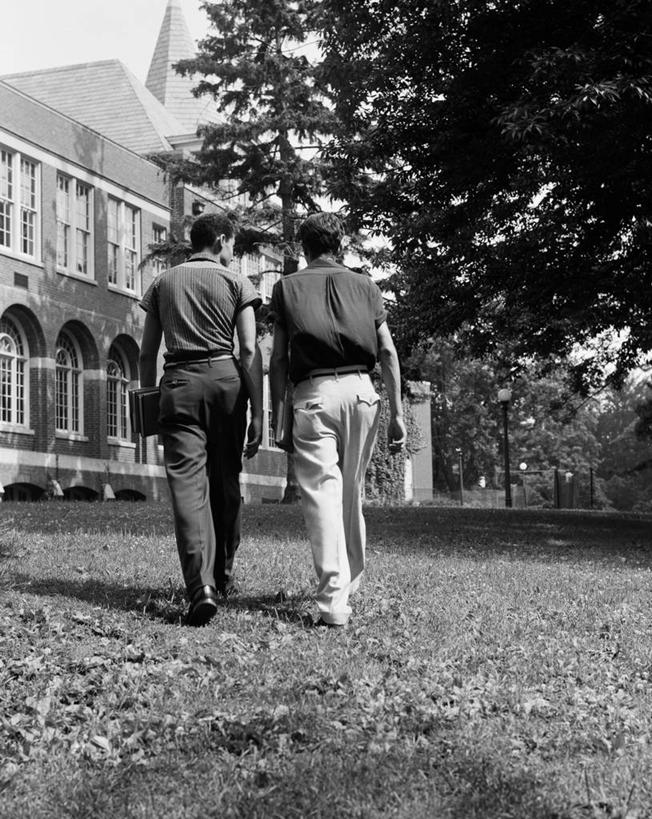 西方人,成年人,一个人,两个人,竖图,黑白,室外,白天,友谊,草坪,建筑,欧洲,纽约,美国,欧洲人,仅一个男性,仅一个人,勾,挽,教育,拿着,休闲装,树,仅一个年轻男性,背面,放松,勾着,摄影,挽着,男人,男性,年轻男性,白种人,年轻人,大学生,书,步行,大学