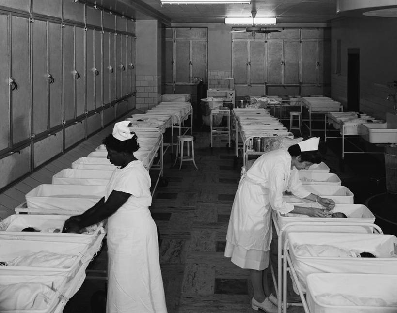 西方人,婴儿,儿童,成年人,中年人,护士,医院,站,横图,黑白,室内,制服,纯洁,床,欧洲,非洲,美国,黑人,欧洲人,头饰,许多人,小孩,一群人,可爱,摄影,活泼,白衣天使,关爱,宝宝,纯真,烂漫,无邪,路易斯安那州,伶俐,天真,中年女性,白种人,非洲人,孩子,仰卧