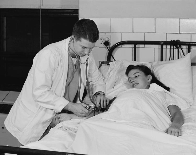 西方人,成年人,两个人,医生,病人,医院,坐,微笑,横图,黑白,室内,工作服,制服,床,欧洲,美国,欧洲人,听诊器,怀孕,摄影,路易斯安那州,工作制服,信任,年轻男性,年轻女性,白种人,年轻人,仰卧,工作套服,脉诊