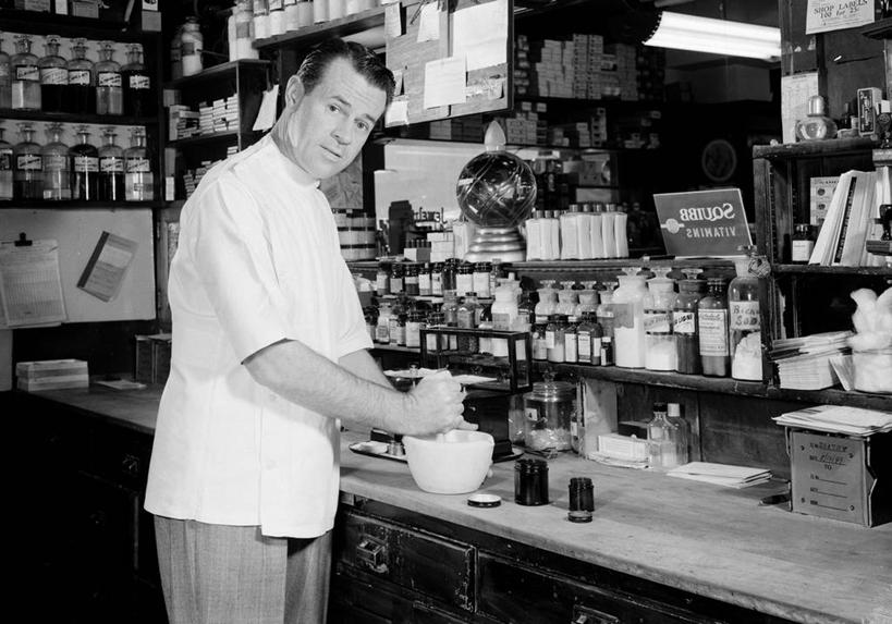 成年人,中年人,老年人,头发,一个人,药剂师,站,横图,黑白,室内,白天,制服,纽约,美国,仅一个男性,仅一个人,仅一个中年男性,药,古典,架子,黑色,瓶子,摄影,混合,研磨,肖像,研磨器,技能,男人,男性,中年男性,短发,处方药