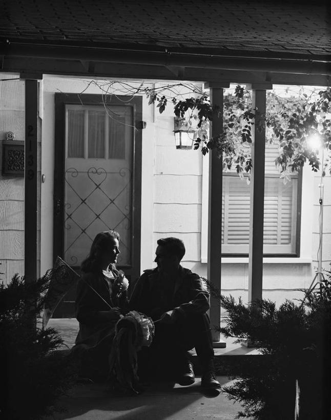 西方人,成年人,两个人,夫妻,坐,微笑,竖图,黑白,室外,夜晚,爱情,幸福,建筑,欧洲,欧洲人,房屋,门口,浪漫,面对面,恩爱,恋人,摄影,电灯,照亮,剪影,异性恋,年轻男性,年轻女性,白种人,年轻人,夫妇,情侣,说话,爱,门廊,伴侣