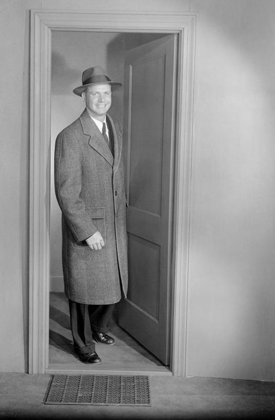 西方人,成年人,中年人,一个人,站,微笑,竖图,黑白,室内,快乐,欧洲,纽约,美国,欧洲人,仅一个男性,仅一个人,仅一个中年男性,正门,摄影,显现,门垫,男人,男性,中年男性,白种人