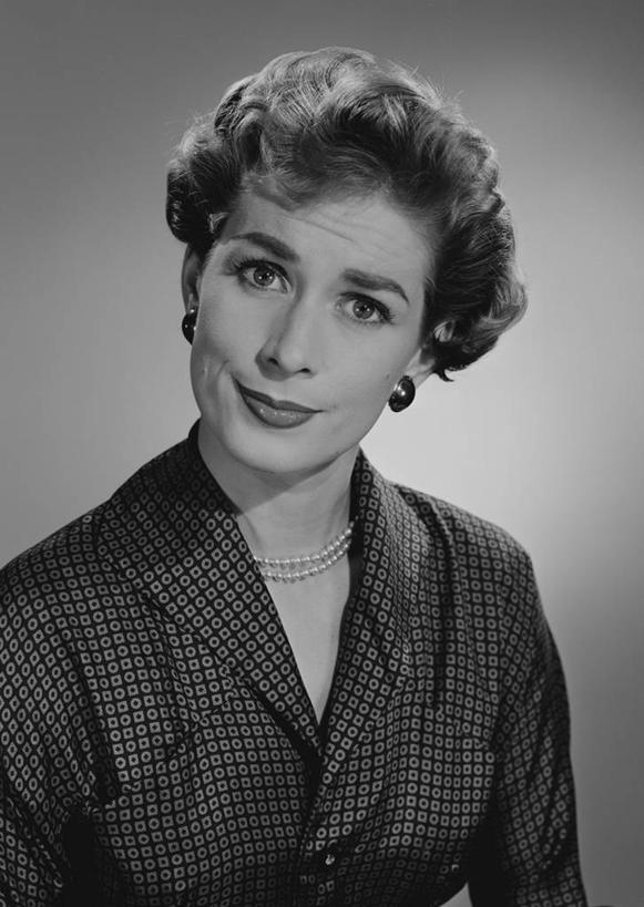 西方人,成年人,中年人,脸,头,脸颊,头发,一个人,竖图,黑白,欧洲,欧洲人,仅一个女性,仅一个人,扭曲,肩膀,黑色,仅一个中年女性,摄影,失望,悲伤,伤心,难过,肖像,悲哀,哀痛,悲戚,悲痛,女人,女性,中年女性,白种人,头部,脸部,脸蛋,面部,影棚拍摄