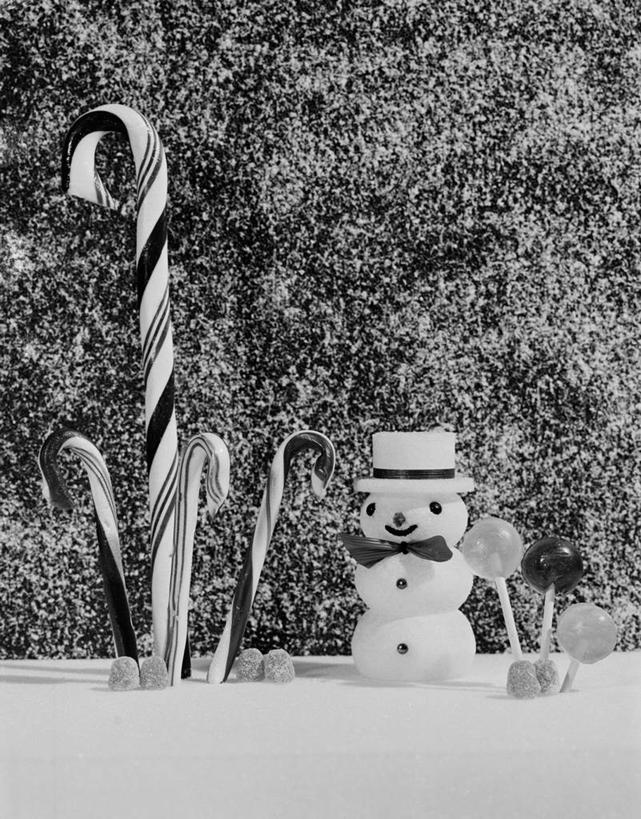 无人,竖图,黑白,特写,雪,静物,圣诞节,节日,庆祝,装饰,棒棒糖,雪人,冬天,古典,文化,饮食,装饰品,装饰物,甜食,庆典,童年,摄影,纪念,华丽,修饰,点缀,饰物,甘蔗糖,衬托,美观,雅致,雅观,影棚拍摄,传统文化