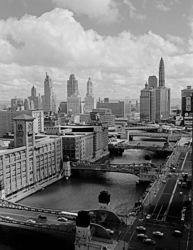 无人,竖图,俯视,黑白,室外,白天,度假,商务,美景,城市风光,城市,道路,建筑,街道,路,公路,汽车,美国,景观,桥,交通,联系,娱乐,享受,休闲,景色,放松,摄影,北美,北美洲,企业,公司,美洲,伊利诺斯州,芝加哥市,北亚美利加洲,亚美利加洲,芝加哥河,金融区,马路,高角度拍摄,美利坚合众国