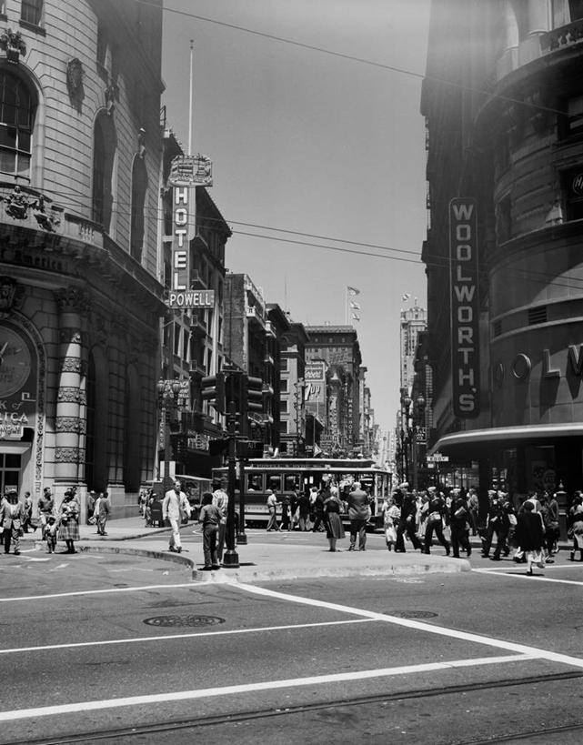 成年人,商店,竖图,黑白,室外,白天,建筑,街道,人行横道,指示牌,美国,行人,标志,文字,红绿灯,许多人,古典,历史,标识,一群人,办公大楼,摄影,英文字母,加利福尼亚,旧金山,男人,女人