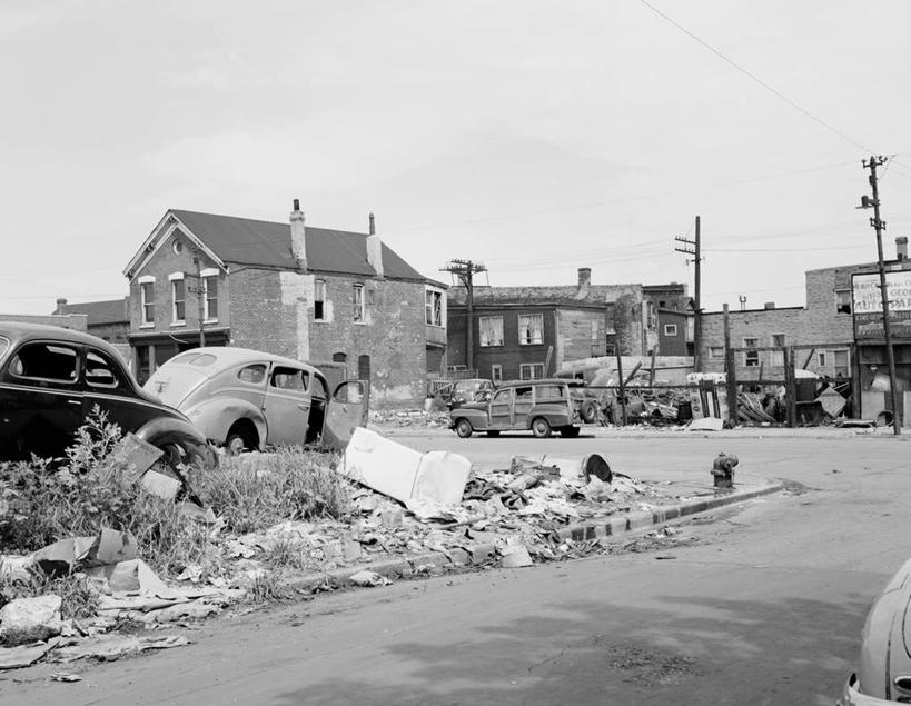 无人,横图,黑白,室外,白天,建筑,街道,汽车,美国,废弃,房屋,垃圾,郊区,摄影,报废,堆,废物,丢弃,放弃,抛弃,伊利诺斯州,芝加哥市,摈弃,废旧汽车场,屏弃,摈斥,摒除