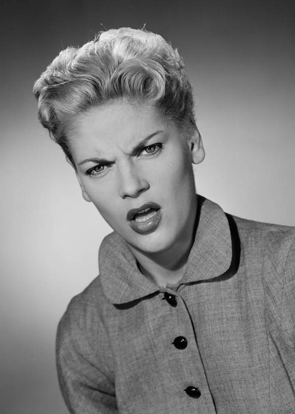 西方人,成年人,中年人,脸,头,脸颊,头发,一个人,竖图,黑白,欧洲,欧洲人,仅一个女性,仅一个人,生气,肩膀,仅一个中年女性,金色,皱眉头,摄影,肖像,震惊,女人,女性,中年女性,白种人,头部,脸部,脸蛋,面部,影棚拍摄,美人