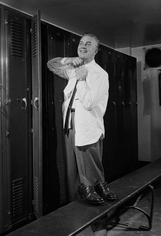 西方人,成年人,中年人,老年人,一个人,站,微笑,竖图,黑白,室内,衣帽间,欧洲,纽约,美国,欧洲人,仅一个男性,仅一个人,仅一个中年男性,准备,背心,储物柜,脱,摄影,男人,男性,中年男性,白种人