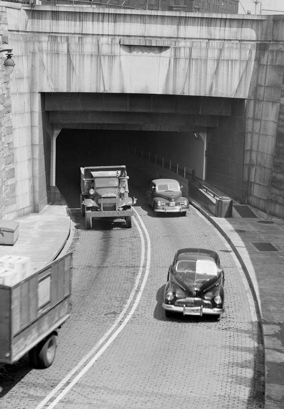 无人,竖图,俯视,黑白,室外,白天,旅途,建筑,路,汽车,美国,隧道,桥,分界线,交通,古典,历史,运输,摄影,高角度拍摄,旅行,皮卡车