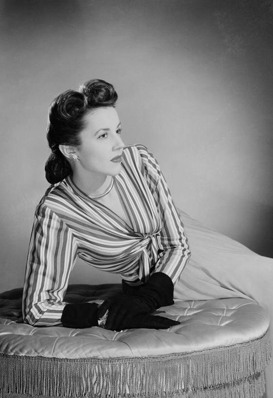 西方人,成年人,一个人,竖图,黑白,室内,白天,卧室,欧洲,纽约,美国,欧洲人,仅一个年轻女性,仅一个女性,仅一个人,休闲装,蒲团,手套,靠,靠着,放松,摄影,高雅,年轻女性,女人,女性,白种人,年轻人,发型