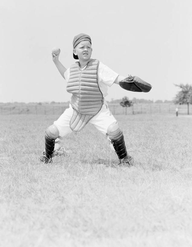 西方人,儿童,一个人,棒球运动员,竖图,黑白,室外,白天,仰视,纯洁,运动,欧洲,纽约,美国,欧洲人,仅一个男性,仅一个人,棒球帽,棒球手套,地平线,辽阔,地面,古典,投手,草,小孩,仅一个小孩,广阔,可爱,童年,童趣,摄影,一望无际,专心,延伸,棒球服,决心,户外活动,挑战,童真,烂漫,无邪,天地相交,无边无际,一马平川,技能,天真,男孩,男人,男性,白种人,孩子,休闲活动,低角度拍摄,男生