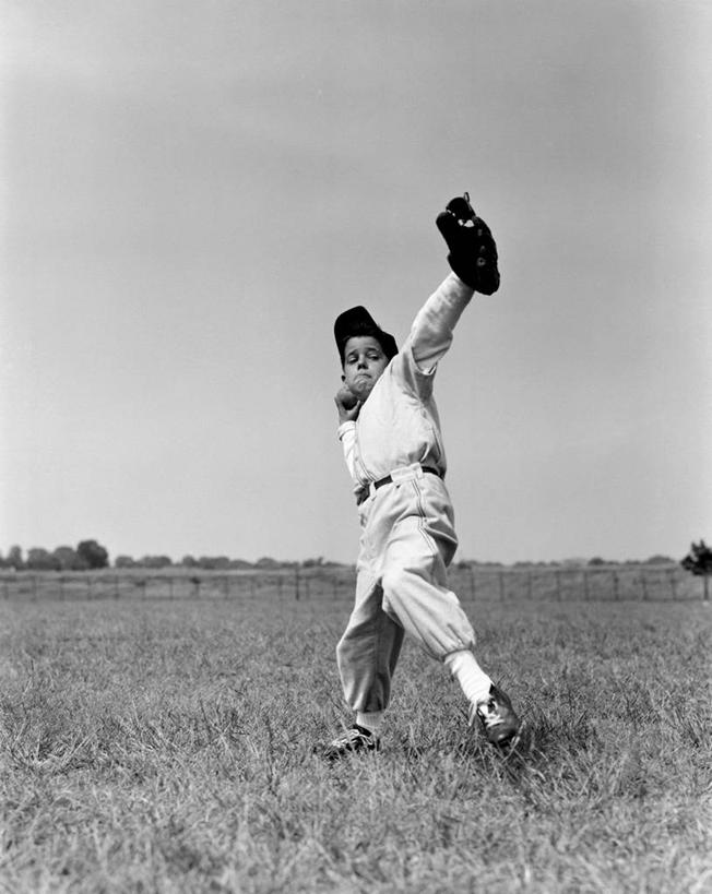 西方人,儿童,一个人,棒球运动员,竖图,黑白,室外,白天,仰视,纯洁,运动,欧洲,纽约,美国,欧洲人,仅一个男性,仅一个人,棒球帽,棒球手套,地平线,辽阔,地面,古典,投手,草,小孩,仅一个小孩,广阔,可爱,童年,童趣,摄影,一望无际,专心,延伸,棒球服,决心,户外活动,挑战,童真,烂漫,无邪,天地相交,无边无际,一马平川,技能,天真,男孩,男人,男性,白种人,孩子,休闲活动,低角度拍摄,男生