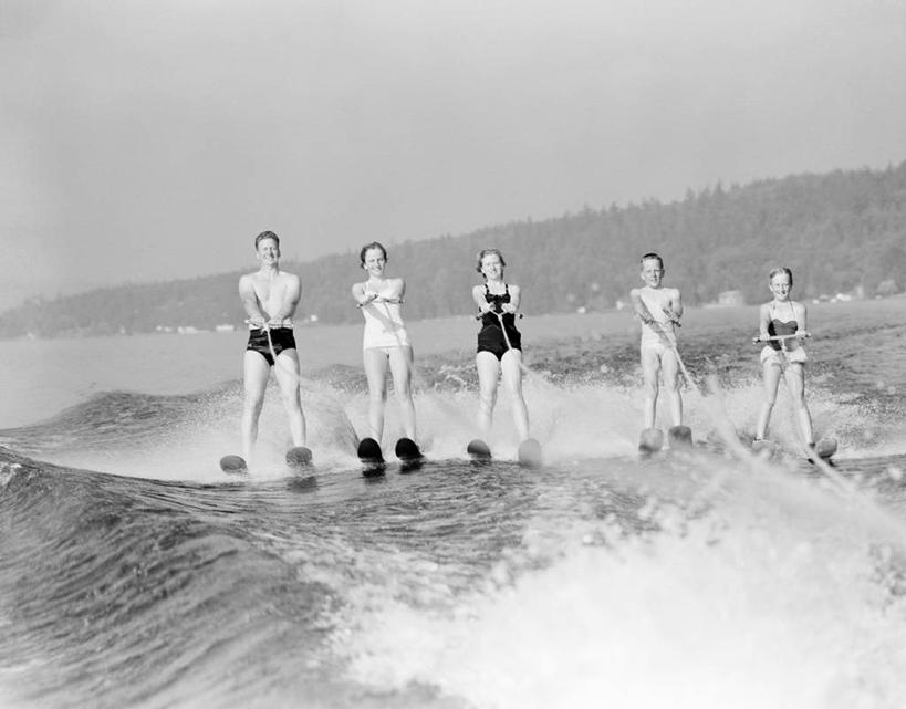 西方人,成年人,健壮,横图,黑白,室外,白天,正面,幸福,运动,欧洲,美国,欧洲人,五个人,水平线,古典,拿着,裸露,波浪,活力,摄影,迅速,专心,裸,华盛顿州,西雅图,技能,滑水运动,年轻男性,年轻女性,白种人,年轻人,休闲活动,泳衣