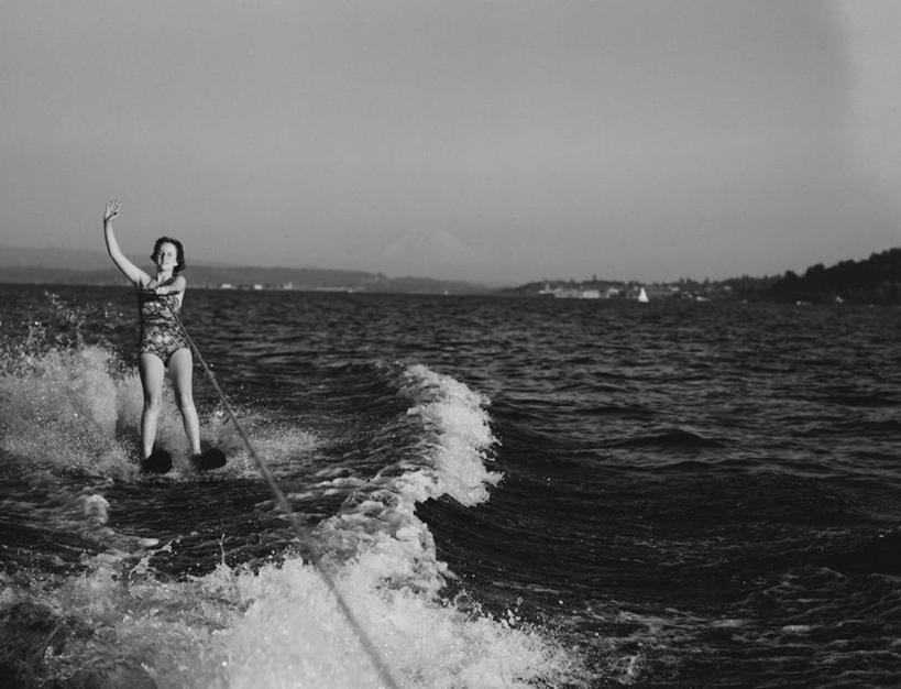 西方人,成年人,一个人,举,横图,黑白,室外,白天,正面,运动,欧洲,美国,欧洲人,仅一个年轻女性,仅一个女性,仅一个人,水平线,古典,拿着,波浪,托,活力,摄影,迅速,专心,华盛顿州,西雅图,技能,滑水运动,年轻女性,女人,女性,白种人,年轻人,休闲活动,举起,举手,举着,向上举,向上伸,向上托,泳衣