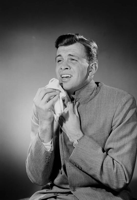 西方人,成年人,中年人,一个人,竖图,黑白,欧洲,欧洲人,仅一个男性,仅一个人,仅一个中年男性,扭曲,拿着,纸巾,摄影,痛苦,肖像,牙痛,男人,男性,中年男性,白种人,半身,影棚拍摄