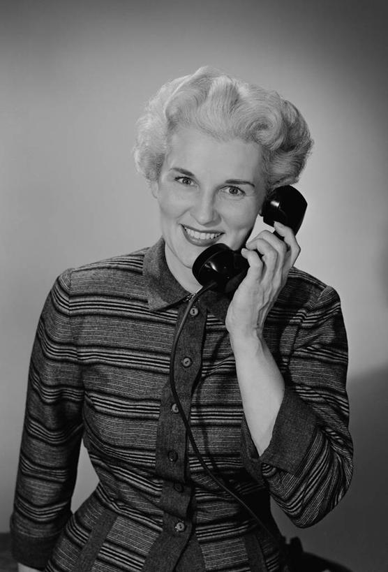 西方人,成年人,中年人,老年人,头发,一个人,笑,打电话,微笑,露齿笑,竖图,黑白,快乐,通讯,幸福,欧洲,欧洲人,仅一个女性,仅一个人,拿着,仅一个中年女性,金色,摄影,享乐,肖像,听筒,女人,女性,中年女性,白种人,半身,影棚拍摄