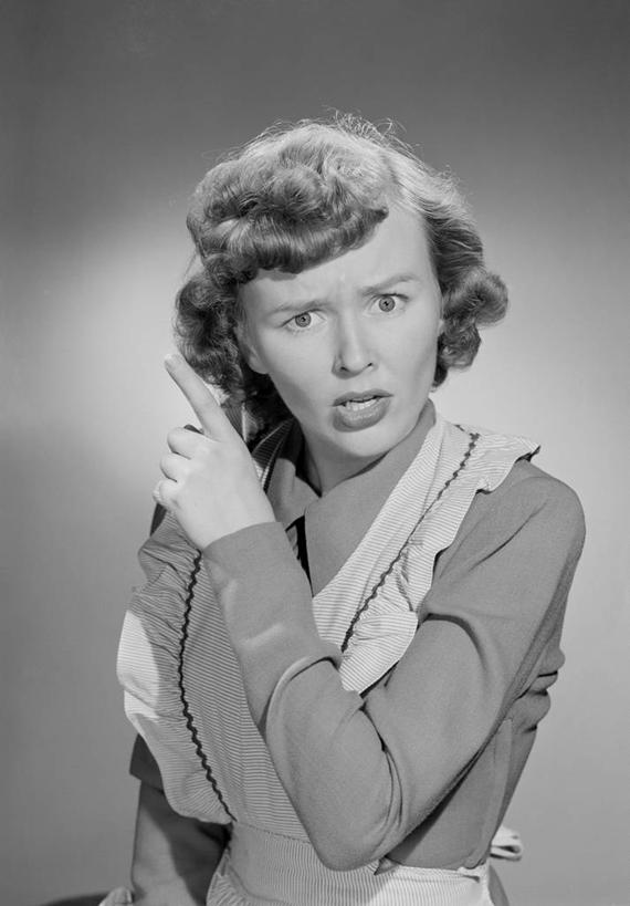 西方人,成年人,一个人,竖图,黑白,欧洲,欧洲人,仅一个年轻女性,仅一个女性,仅一个人,指,围裙,指点,手势,责备,愤怒,摄影,悲伤,伤心,指向,难过,肖像,悲哀,哀痛,悲戚,悲痛,担心,年轻女性,女人,女性,白种人,年轻人,半身,影棚拍摄,打手势