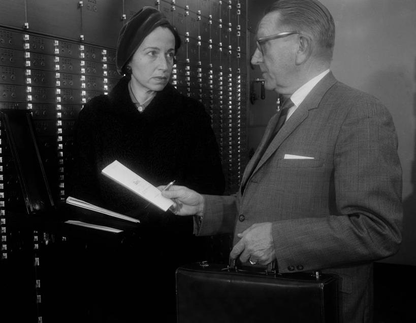 西方人,成年人,中年人,老年人,两个人,律师,站,横图,黑白,室内,白天,安全,欧洲,纽约,美国,欧洲人,套装,公文包,古典,拿着,箱子,保险箱,摄影,保护,协助,权威,高雅,痛苦,保险,私密,悲哀,悲痛,寡妇,老年男性,老年女性,白种人,半身