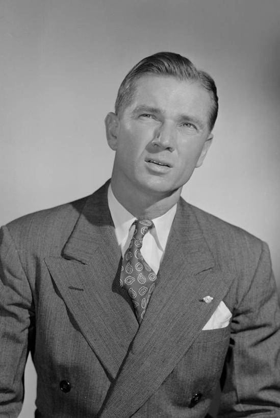 西方人,成年人,中年人,一个人,笑,微笑,竖图,黑白,欧洲,欧洲人,仅一个男性,仅一个人,仅一个中年男性,套装,古典,向上看,思考,眯眼,眯,摄影,生活方式,高雅,肖像,男人,男性,中年男性,白种人,发型,半身,影棚拍摄,英俊,美人