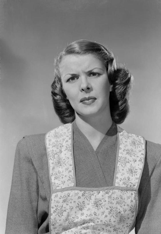 西方人,成年人,中年人,一个人,微笑,竖图,黑白,欧洲,欧洲人,仅一个女性,仅一个人,围裙,古典,仅一个中年女性,思考,皱眉头,摄影,家庭妇女,肖像,问题,女人,女性,中年女性,白种人,长发,发型,半身,影棚拍摄