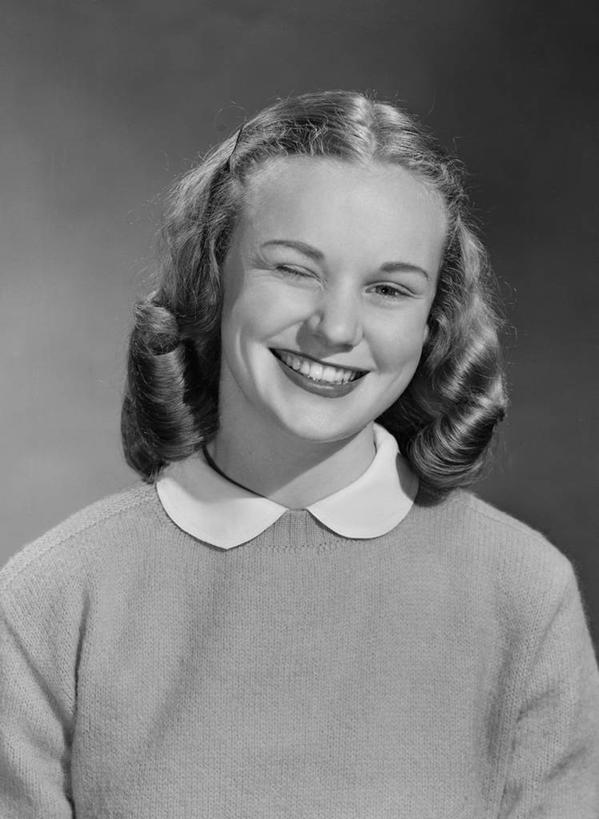 西方人,成年人,一个人,微笑,竖图,黑白,幸福,欧洲,欧洲人,仅一个年轻女性,仅一个女性,仅一个人,古典,衣领,摄影,肖像,年轻女性,女人,女性,白种人,年轻人,发型,半身,影棚拍摄,挤眉弄眼,美人