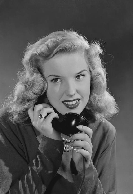 西方人,成年人,一个人,打电话,微笑,竖图,黑白,通讯,欧洲,欧洲人,仅一个年轻女性,仅一个女性,仅一个人,古典,联系,拿着,摄影,肖像,听筒,年轻女性,女人,女性,白种人,年轻人,发型,半身,影棚拍摄,美人