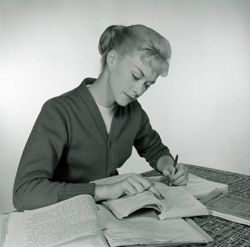 西方人,成年人,头发,一个人,学生,坐,横图,方图,黑白,室内,白天,智慧,桌子,欧洲,纽约,美国,欧洲人,仅一个年轻女性,仅一个女性,仅一个人,写,学习,古典,教育,休闲装,教科书,家庭作业,金色,读书,摄影,专心,知识,左撇子,年轻女性,女人,女性,白种人,年轻人,大学生,书,半身