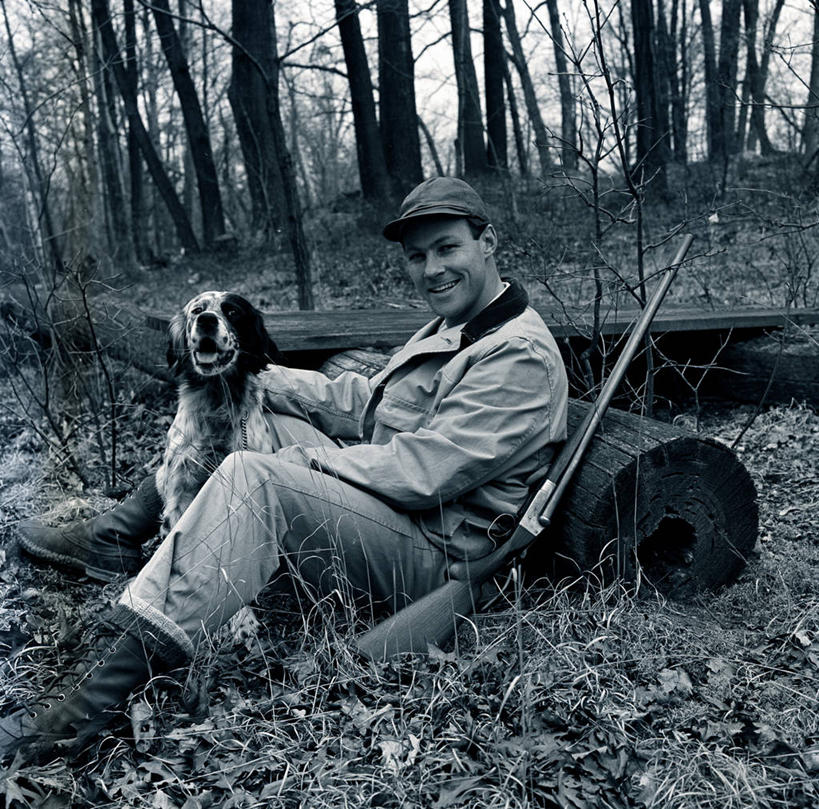 西方人,成年人,中年人,一个人,坐,横图,黑白,室外,白天,正面,森林,宠物,狗,欧洲,纽约,美国,欧洲人,仅一个男性,仅一个人,仅一个中年男性,斑点,猎犬,古典,搭,摄影,搭着,圆木,肖像,来福枪,赛特种猎狗,机敏,猎人,男人,男性,中年男性,白种人,休闲活动,纯种犬