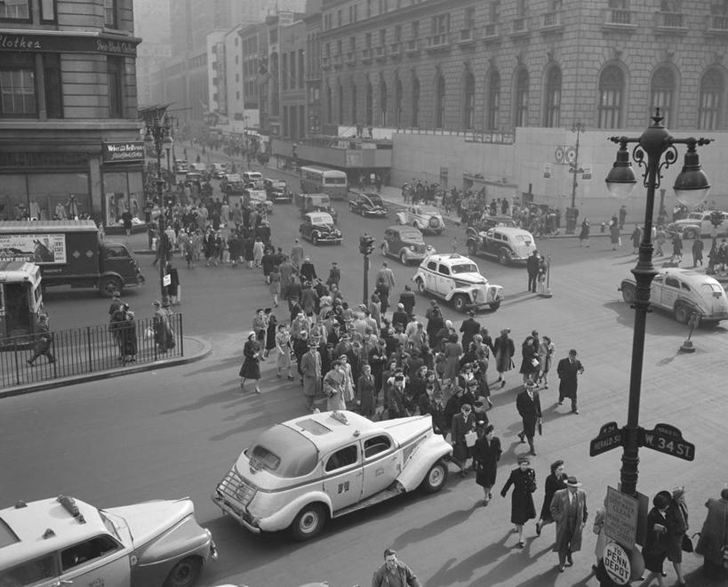 横图,俯视,黑白,室外,白天,城市,道路,街道,路,路灯,公路,出租车,汽车,日光,纽约,美国,行人,曼哈顿,十字路口,公共交通,交通,许多人,古典,历史,一群人,运输,摄影,美国文化,纽约州,马路,步行,高角度拍摄