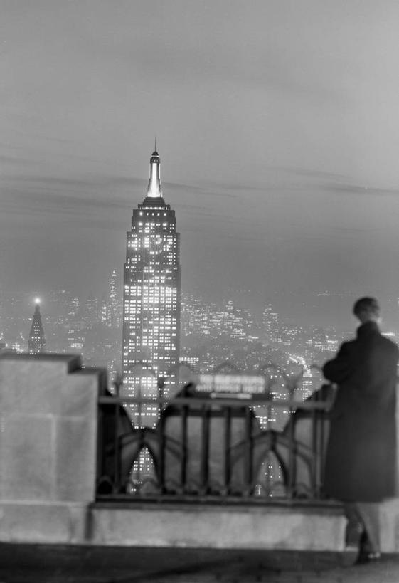 一个人,栏杆,站,竖图,黑白,室外,夜晚,城市,建筑,摩天大楼,纽约,美国,朦胧,模糊,曼哈顿,古典,历史,背面,摄影,照亮,市区,帝国大厦,纽约州