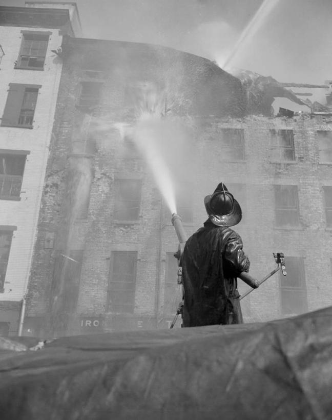 成年人,一个人,消防员,站,竖图,黑白,室外,白天,仰视,工作服,制服,安全,城市,火,仅一个男性,防护,拿着,水管,烟,摄影,保护,消防,软管,保险,防护服,灭火,保全,周全,安稳,安定,消防器材,工作制服,平安,危险,低角度拍摄,工作套服,水带,消防水带