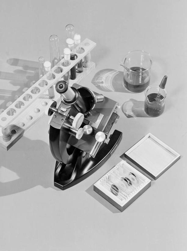 无人,医院,竖图,俯视,黑白,白色背景,复古,静物,许多,研究,科学,化学,试管,试管架,显微镜,液体,实验室,很多,摄影,生物学,科学实验,高角度拍摄,影棚拍摄