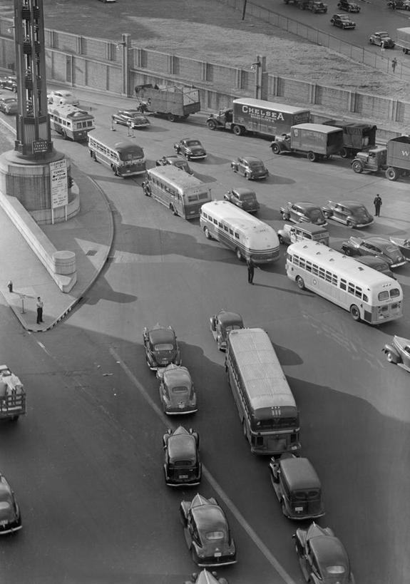 竖图,俯视,黑白,室外,白天,复古,城市,道路,路,公路,汽车,巴士,公共交通,交通,运输,摄影,马路,高角度拍摄,商用车