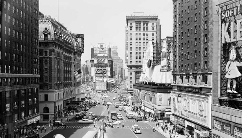 横图,俯视,黑白,室外,白天,城市,道路,建筑,街道,路,摩天大楼,公路,汽车,纽约,美国,交通,古典,历史,运输,摄影,市区,国际大楼,百老汇,纽约州,曼哈顿时代广场,马路,高角度拍摄
