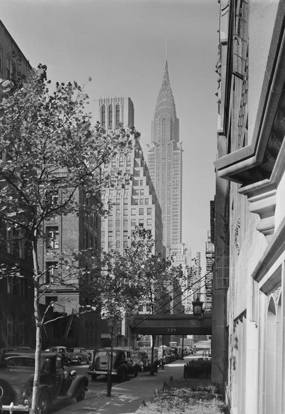 无人,竖图,黑白,室外,白天,城市,建筑,摩天大楼,汽车,纽约,美国,一排,整齐,人行道,曼哈顿,古典,历史,树,排列,运输,摄影,北美,北美洲,队列,美洲,市区,克莱斯勒大厦,纽约市,纽约州,帝国之州,帝国州,北亚美利加洲,亚美利加洲,美利坚合众国,曼哈顿区,纽约县,曼哈顿岛