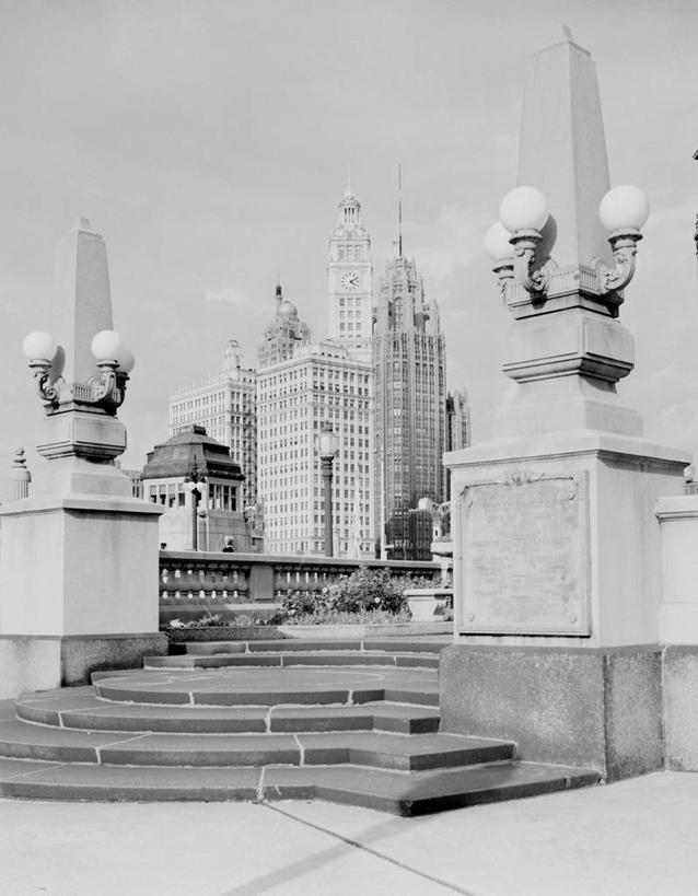 无人,竖图,黑白,室外,白天,城市,建筑,路灯,美国,花坛,台阶,地标建筑,办公大楼,摄影,伊利诺斯州,芝加哥市,箭牌大厦