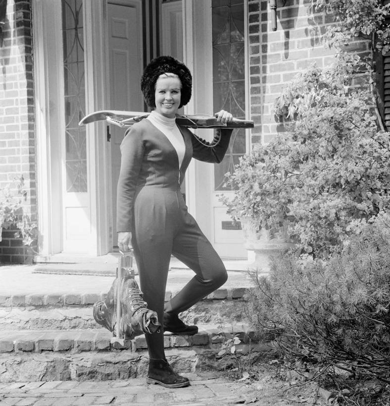 西方人,成年人,头发,一个人,站,微笑,竖图,方图,黑白,室外,白天,幸福,信心,竞争,欧洲,纽约,美国,欧洲人,仅一个年轻女性,仅一个女性,仅一个人,对抗,冲突,头饰,房屋,庭院,古典,破坏,台阶,背着,金色,武器,战争,摄影,灌木,损坏,优美,享乐,攻击,威胁,对立,矛盾,兵器,肖像,防御,敌对,挫败,斗争,抗拒,抗衡,杀伤,威慑,弩,危险,年轻女性,女人,女性,白种人,年轻人,装扮,弓弩,十字弓