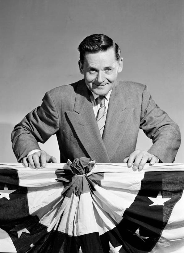 成年人,中年人,老年人,一个人,站,微笑,竖图,黑白,室外,白天,正面,纽约,美国,仅一个男性,仅一个人,仅一个中年男性,套装,会议,古典,讲台,靠,靠着,美国国旗,摄影,政治,男人,男性,中年男性,半身