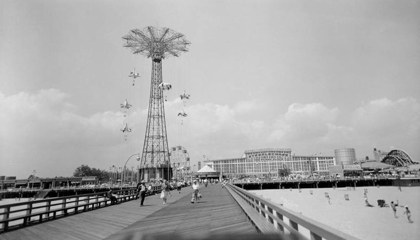 游乐园,码头,横图,黑白,室外,白天,旅游,度假,多云,城市,道路,港口,路,纽约,美国,小路,交通,古典,历史,放松,摄影,纽约州,科尼岛,海滩,休闲活动,步行,摆渡口,埠头,渡口,渡头,港湾,海港,货运码头,口岸,商港