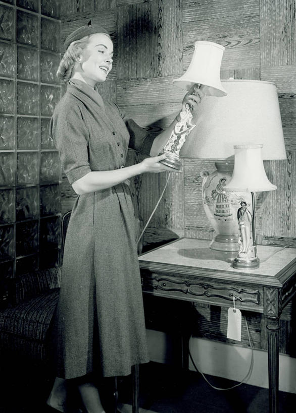 成年人,一个人,站,微笑,竖图,黑白,室内,白天,侧面,消费,纽约,美国,仅一个年轻女性,仅一个女性,仅一个人,古典,拿着,休闲装,灯,床头柜,放松,摄影,观看,购买,选择,年轻女性,女人,女性,年轻人,家具店