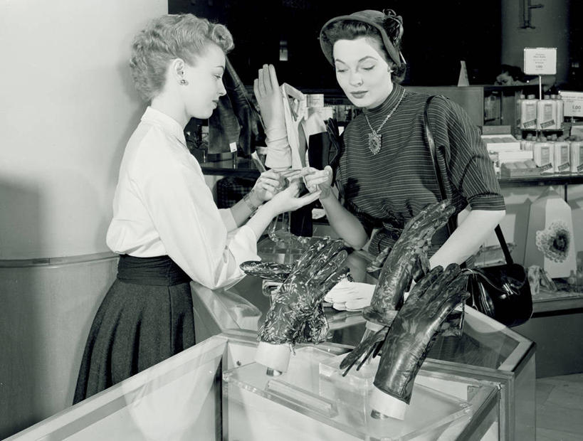 成年人,一个人,两个人,站,横图,黑白,室内,白天,购物,时尚,消费,纽约,美国,仅一个年轻女性,仅一个女性,仅一个人,古典,休闲装,手套,试穿,放松,服务,摄影,观看,高雅,优美,服装店,购买,销售,出示,选择,贩卖,年轻女性,女人,女性,年轻人